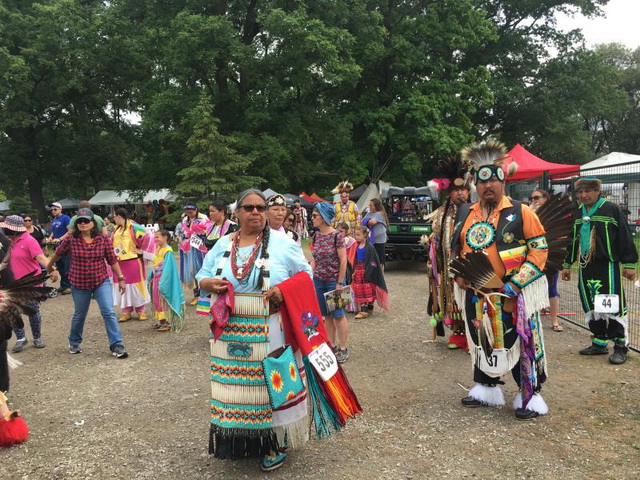 加拿大辽宁总商会组织参观原住民舞蹈大赛活动